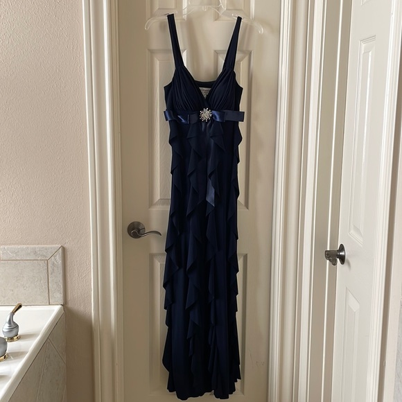 Ruffle dress - Picture 1 of 5